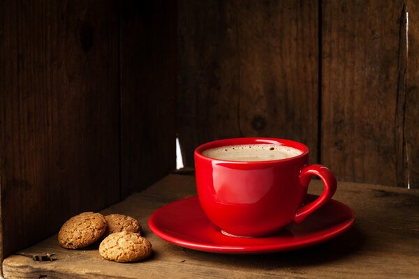 Café dans une tasse rouge et biscuits