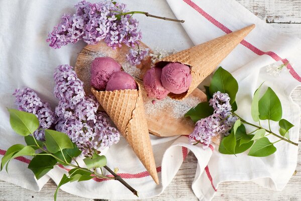 Flores de lila en servilletas de helado