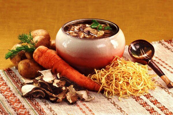 Sopa de champiñones en una olla con papas y zanahorias