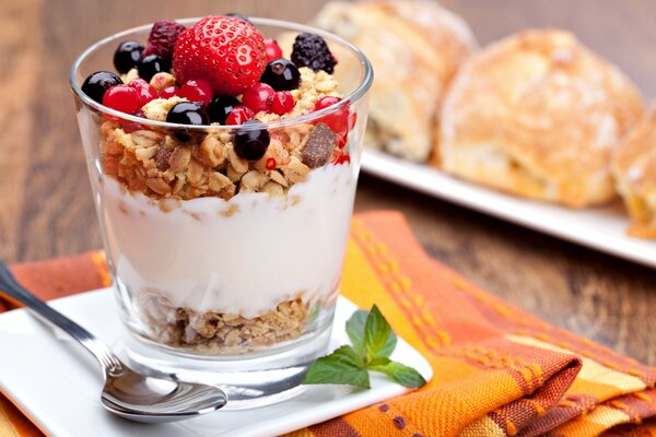 Petit déjeuner sain dans un verre transparent