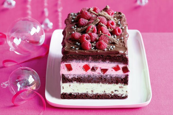 Sponge cream cake with raspberries