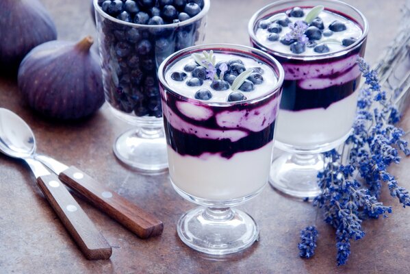 Delicioso batido de arándanos en un vaso