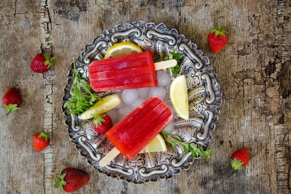 Crème glacée à la fraise sur une assiette