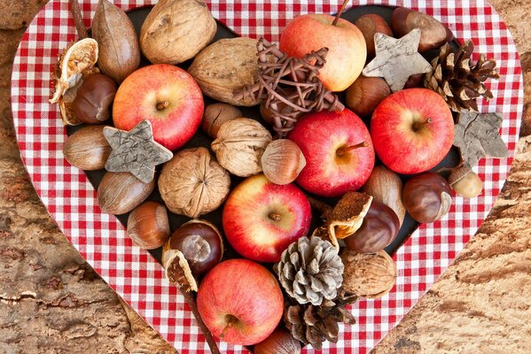 Frutas y castañas en un plato. Otoño