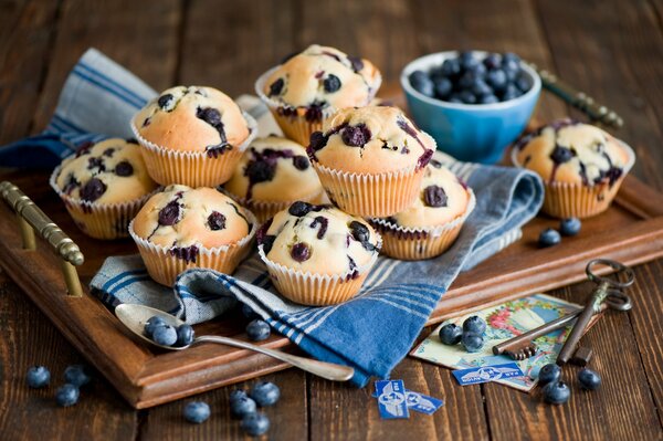 Muffins y bayas en una bandeja de madera