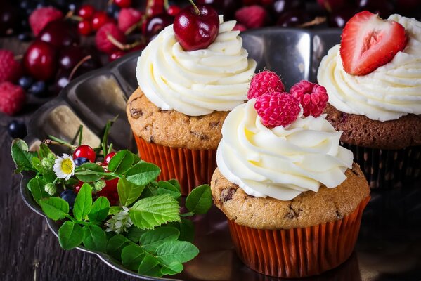 Muffin alla crema e frutti di bosco freschi