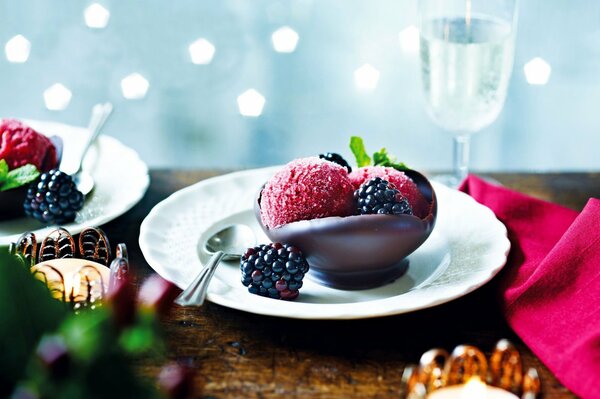 Dessert dans un bol de chocolat avec crème glacée et mûres