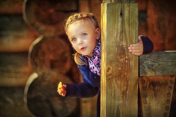 Enfant dans le village. Fille avec une queue de cochon