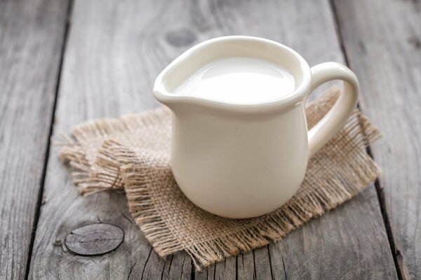 Weißer Milchmann mit Milch auf einer Serviette