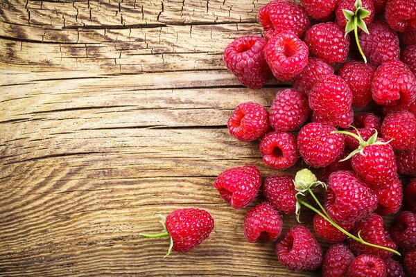 Himbeerbeeren, die auf Holz liegen