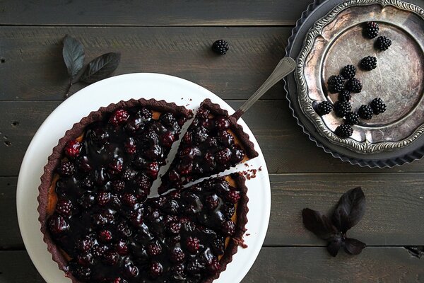 Brombeerkuchen, Scheibe auf einem Teller