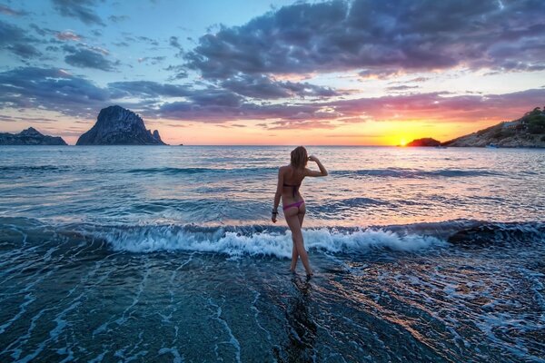 Fille sur fond de surf coucher de soleil