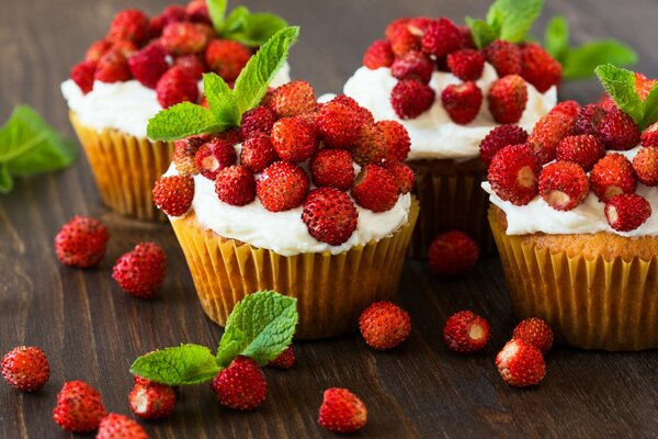 Beautiful cupcakes with strawberries and cream