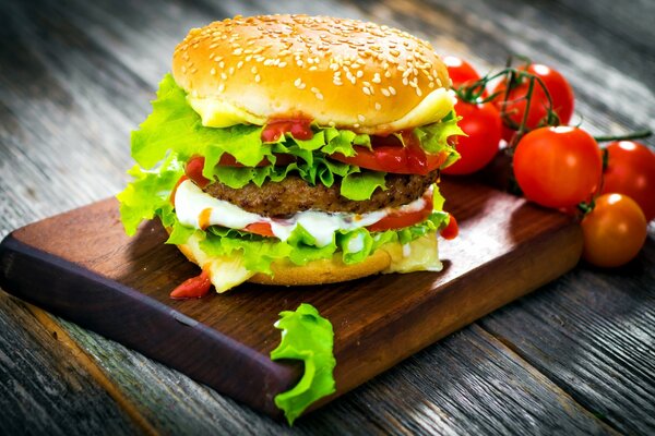 Hamburger succoso con tortino, pomodoro e salsa