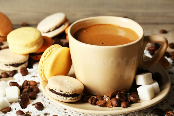 Kashka café avec dessert macaron, raffinade et grains de café