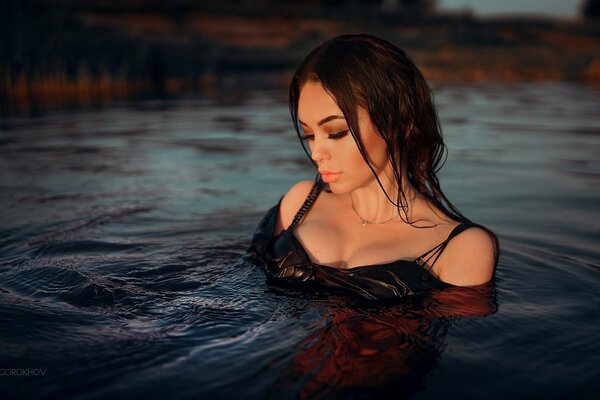 Brunette en Body dans l eau du soir