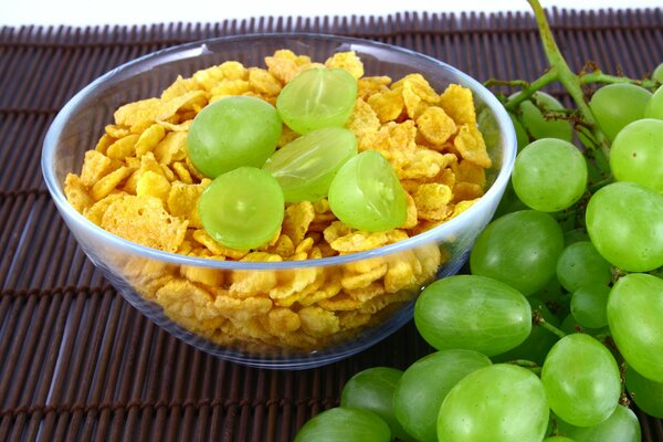 Cereal for breakfast with grapes and juice