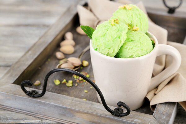 Postre en taza helado de pistacho