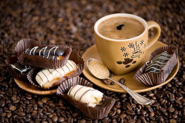 Taza de café recién hecho con pasteles en granos de café