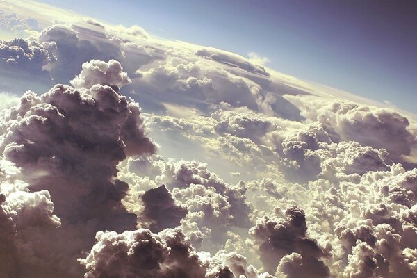 Nuages duveteux dans le ciel