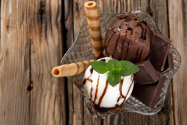 Crème glacée au chocolat et tubes de gaufres