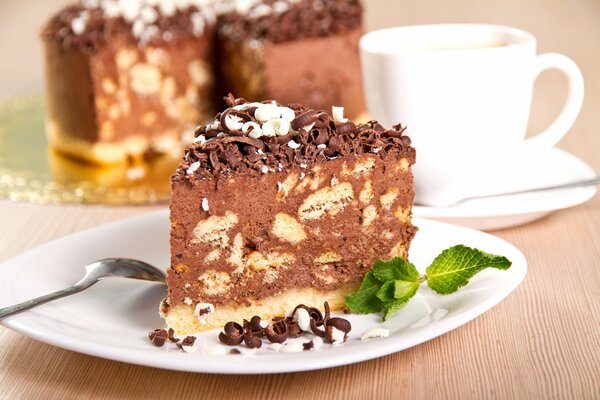 Rebanada de pastel de chocolate en un platillo para el té