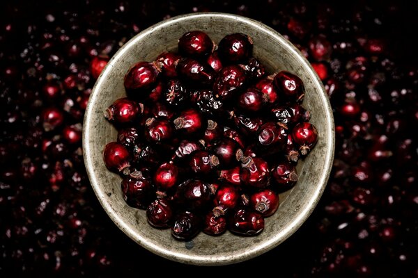 Saucer with dried currants