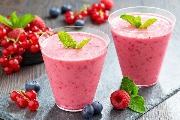 Kühle Smoothies aus Blaubeeren, Himbeeren und Johannisbeeren