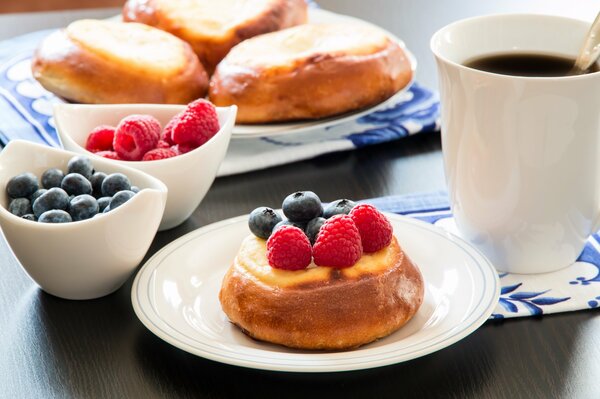 Cheesecakes with blueberries and raspberries for breakfast