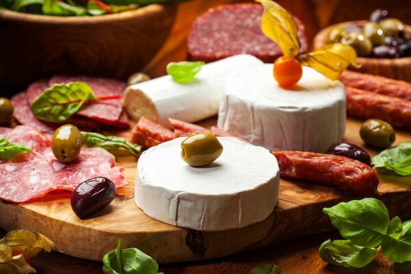 Snack sul tavolo su una tavola di formaggio