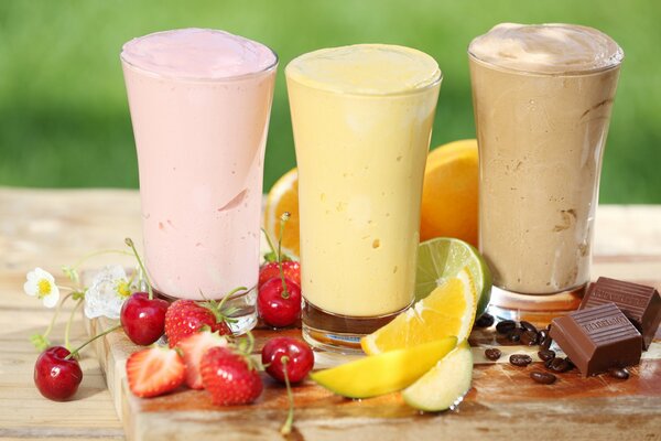 Milkshake with fruit and chocolate pieces