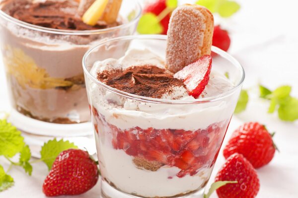 Pastel de tiramisú con fresas y chocolate