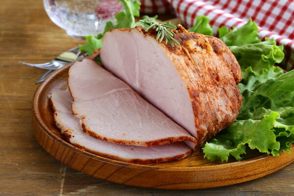 Gebackenes Fleisch mit Kräutern verziert