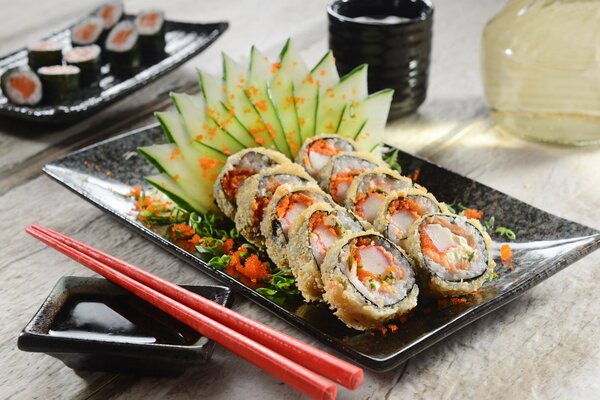 Deliciosa cocina japonesa de sushi y rollos