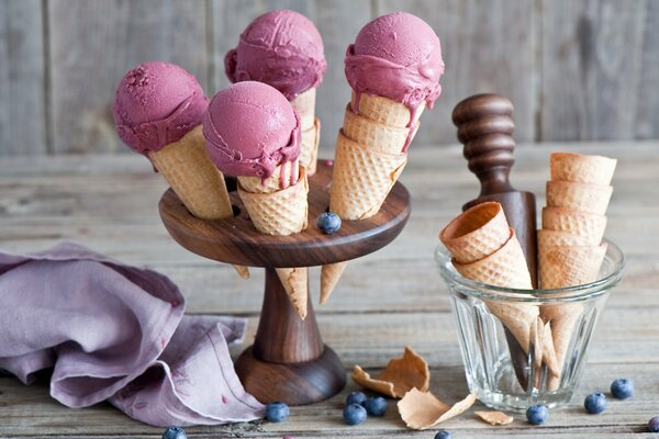 Helado en un cono de gofres en un soporte