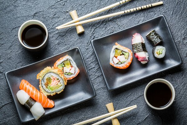 Composition de sushi avec sauce