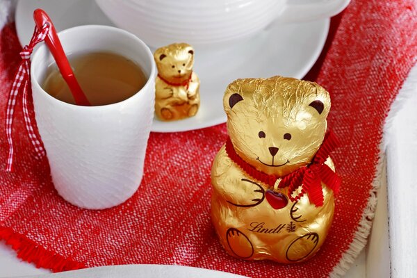 Osos de chocolate con una taza de té en un ambiente acogedor