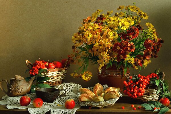 Bodegón de flores de bayas y manzanas