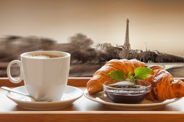 Café de la mañana con croissant fresco