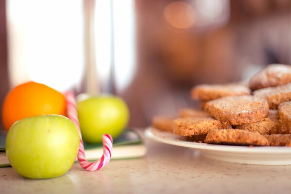 Tavolo su cui si trovano mele e un piatto di biscotti