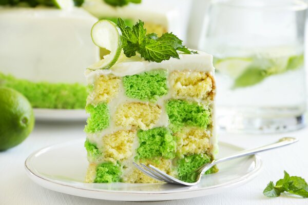 Tranche de gâteau au citron vert et à la menthe
