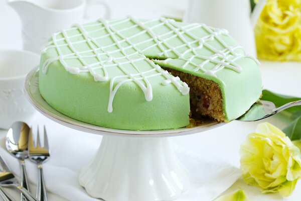 Kuchen mit minzfarbener Glasur