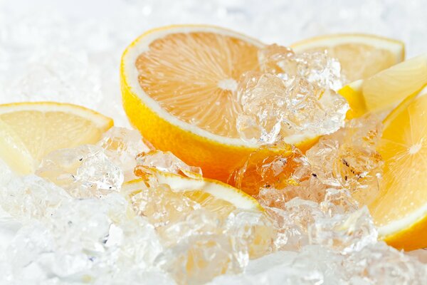 Cítricos de naranja y hielo frío