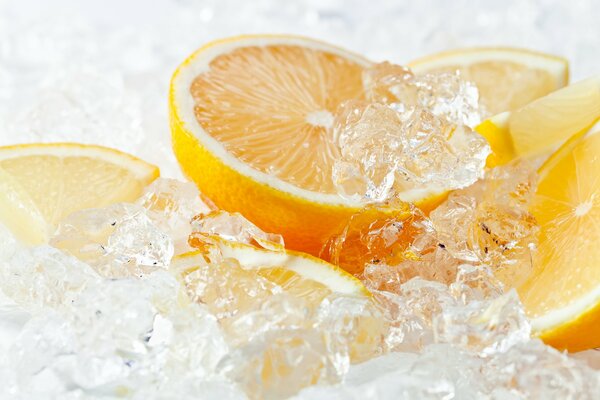 Оранжевые цитрусовые и холодный лед