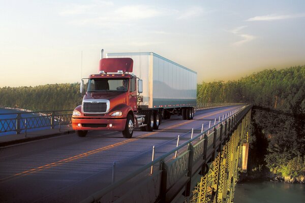 Freightliner-Lastwagen fährt über Brücke