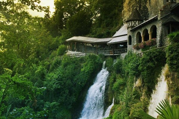 Ein schicker Wasserfall im Sommer in der Natur