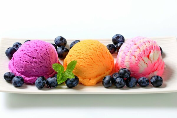 Crème glacée aux baies multicolores aux bleuets