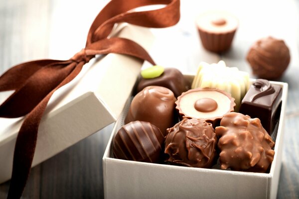 Chocolates en Caja con cinta marrón