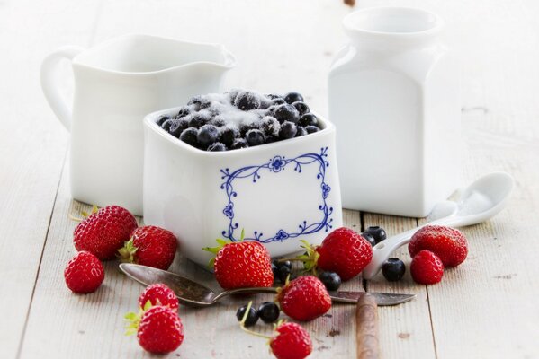 Фарфоровый набор посуды украшеный ягодами