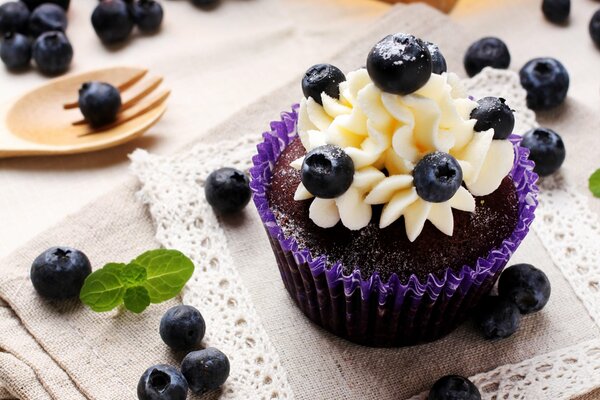 Dessert aus Blaubeeren mit Sahne